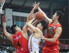 PG在线网站-球迷支持CBA球队持续高涨，赛场气氛火爆